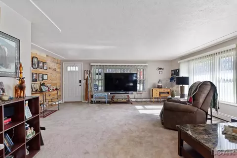 Living - 1400 Longfellow, Jackson, MI 49202 photo 3 of 5