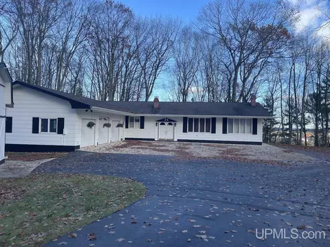 216 N N Blf, Gladstone, MI 49837