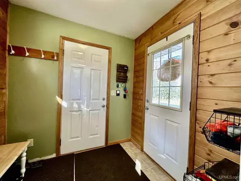 Entry Way - 24 Partridge, Ishpeming, MI 49849 photo 3 of 4
