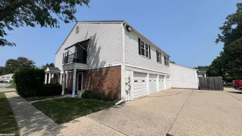 24138 Meadowbridge #95, Clinton Township, MI 48035