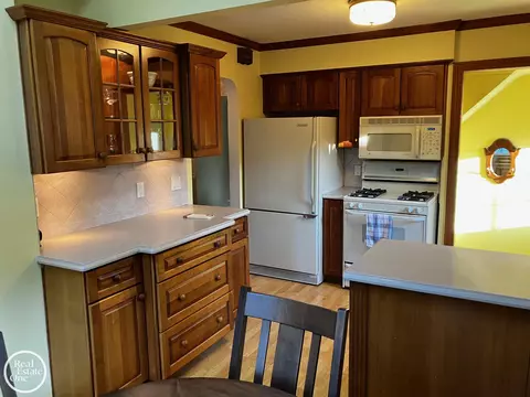 735 Hampton, Grosse Pointe Woods, MI 48236 photo 9