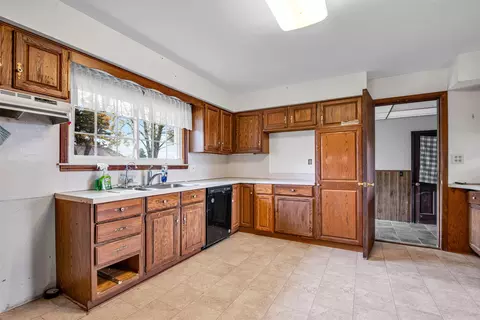 Kitchen - 11368 Gilbert, Riley, MI 48041 photo 2 of 2