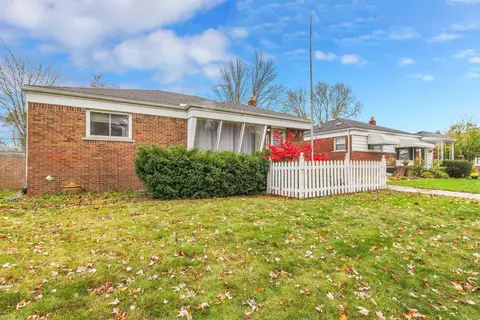 26536 Larchmont, Saint Clair Shores, MI 48081