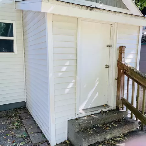 Exterior - 206 S Howell, Owosso, MI 48867 photo 4 of 6