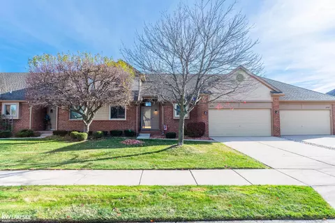 16931 Country Rdg, Macomb, MI 48044
