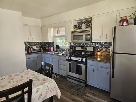 Kitchen - 991 Substation, Temperance, MI 48182 photo 2 of 2
