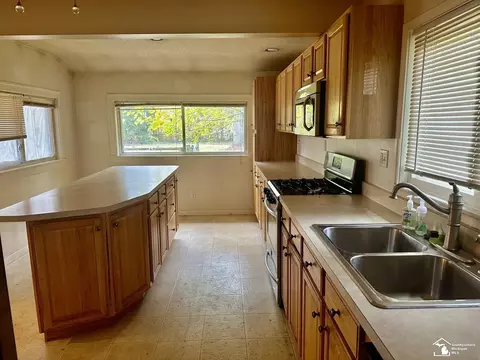 Kitchen - 6700 Keithcrest, Temperance, MI 48182 photo 2 of 3