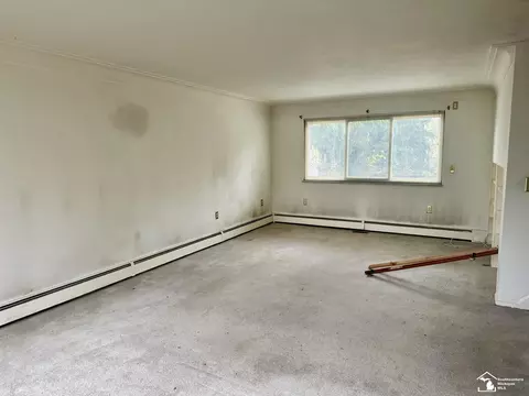 Living - 6700 Keithcrest, Temperance, MI 48182 photo 5 of 6
