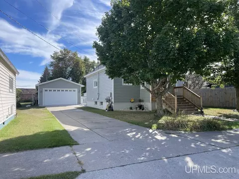 121 S S Ct, Gladstone, MI 49837
