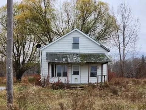 1215 W Cody Estey, Pinconning, MI 48650