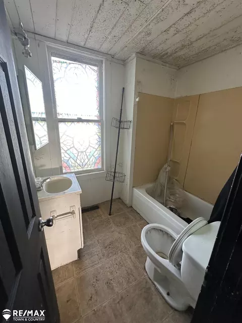 Bath - 715 N Silverleaf, Gladwin, MI 48624 photo 1 of 1