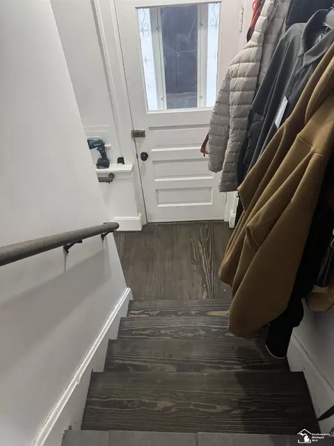 Entry Way - 733 Cass, Monroe, MI 48161 photo 3 of 3