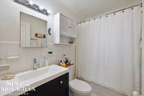 Bath - 83 Lakeview, Grosse Pointe Farms, MI 48236 photo 1 of 2