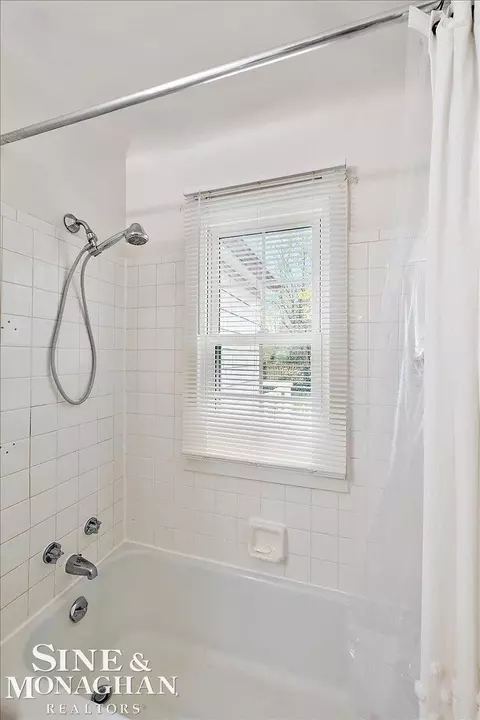 Bath - 83 Lakeview, Grosse Pointe Farms, MI 48236 photo 2 of 2