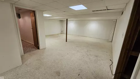 8744 Phoenix, Warren, MI 48093 photo 17