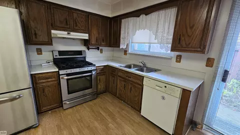 8744 Phoenix, Warren, MI 48093 photo 6