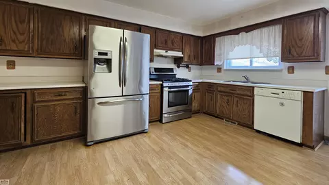 8744 Phoenix, Warren, MI 48093 photo 5