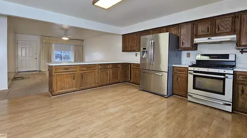 8744 Phoenix, Warren, MI 48093 photo 7