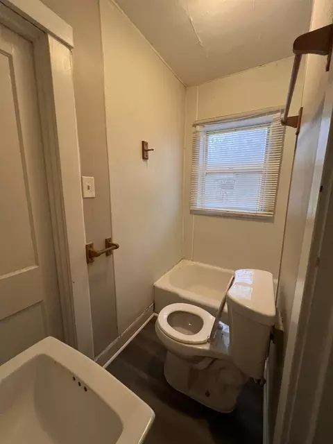 Bath - 747 Neubert, Flint, MI 48507 photo 1 of 2