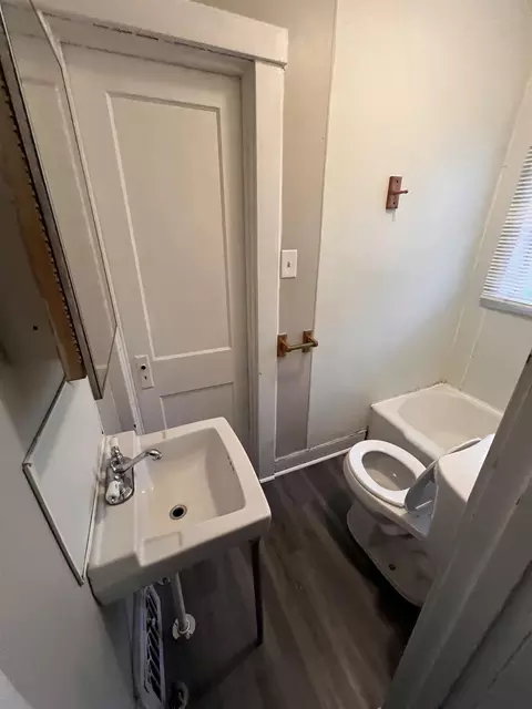 Bath - 747 Neubert, Flint, MI 48507 photo 2 of 2