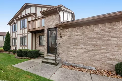 822 Country Clb, Saint Clair Shores, MI 48082