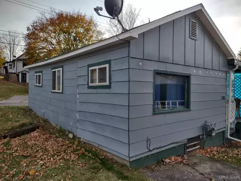 809 E C, Iron Mountain, MI 49801 photo 3