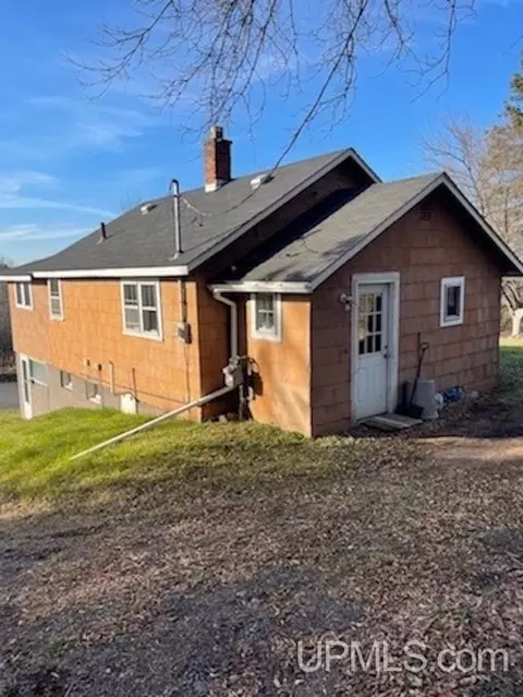 108 E Ross, Iron River, MI 49935