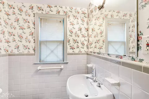 Bath - 915 Harcourt, Grosse Pointe, MI 48230 photo 1 of 5