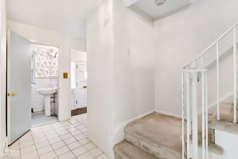 Entry Way - 915 Harcourt, Grosse Pointe, MI 48230 photo 2 of 3