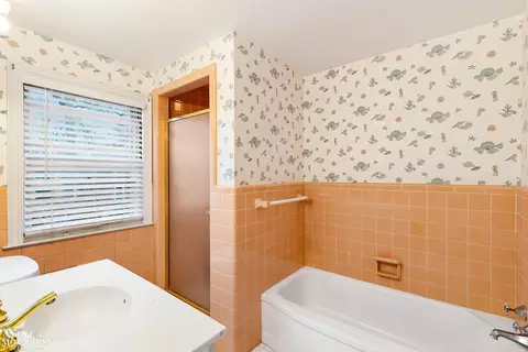 Bath - 915 Harcourt, Grosse Pointe, MI 48230 photo 3 of 5