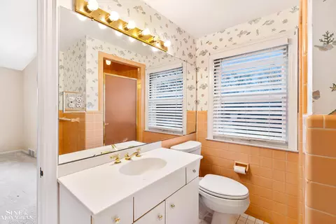 Bath - 915 Harcourt, Grosse Pointe, MI 48230 photo 4 of 5