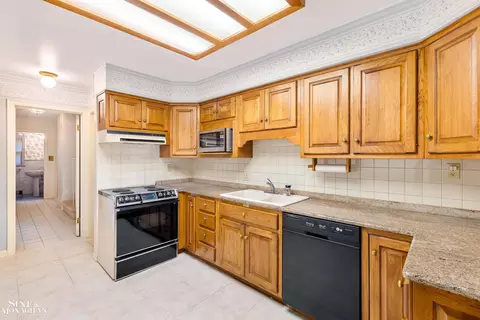 Kitchen - 915 Harcourt, Grosse Pointe, MI 48230 photo 2 of 2