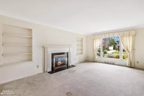 Living - 915 Harcourt, Grosse Pointe, MI 48230 photo 2 of 5
