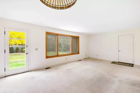 Living - 915 Harcourt, Grosse Pointe, MI 48230 photo 5 of 5