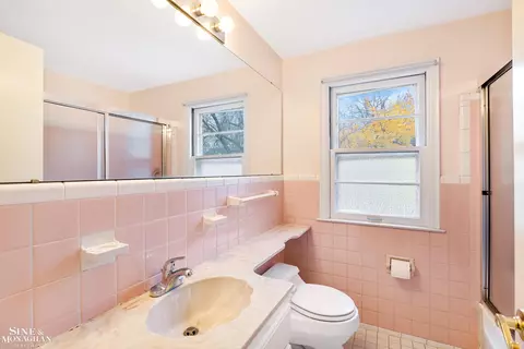 Bath - 915 Harcourt, Grosse Pointe, MI 48230 photo 2 of 5