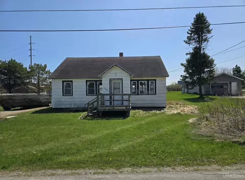 1403 N 2nd Ave, Gladstone, MI 49837
