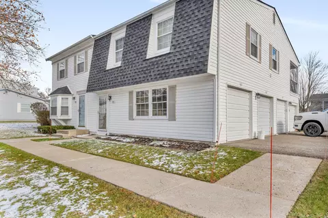 211 Lake Vlg, Walled Lake, MI 48390