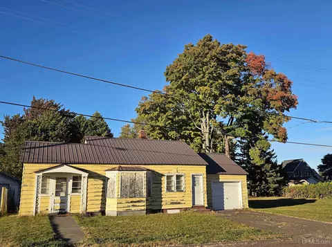 78 1st, South Range, MI 49963