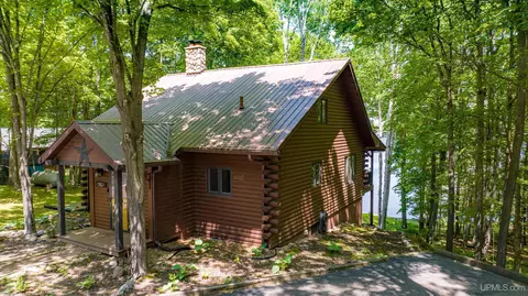 208 Sunset Shrs, Iron River, MI 49935