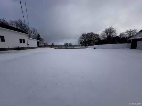 1415 5 Lake Shr, Escanaba, MI 49829