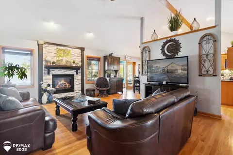 Living - 5195 Dillon, Flushing, MI 48433 photo 1 of 5