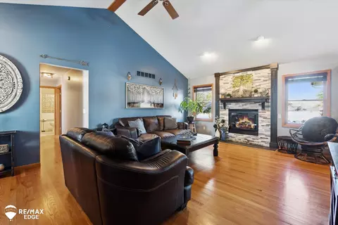 Living - 5195 Dillon, Flushing, MI 48433 photo 2 of 5