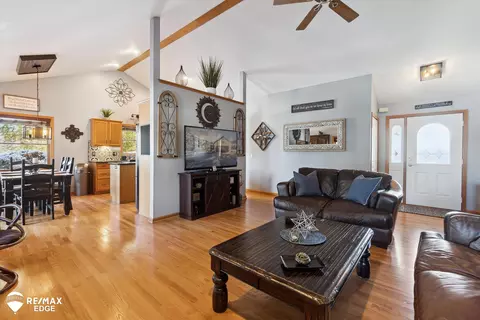 Living - 5195 Dillon, Flushing, MI 48433 photo 4 of 5