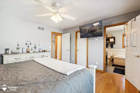 Bedroom - 5195 Dillon, Flushing, MI 48433 photo 6 of 8