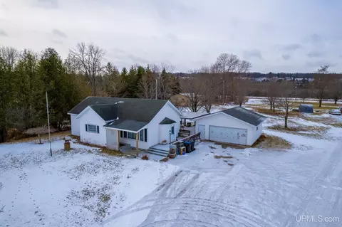 1218 N Lake Shr, Gladstone, MI 49837