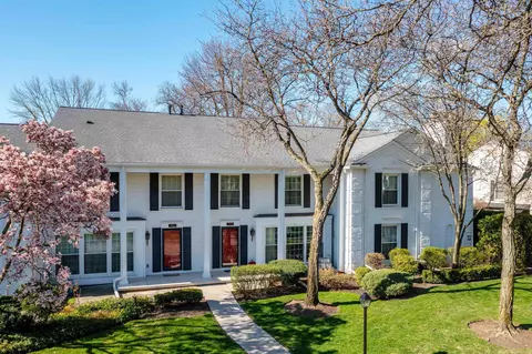 1993 Shorepointe, Grosse Pointe Woods, MI 48236