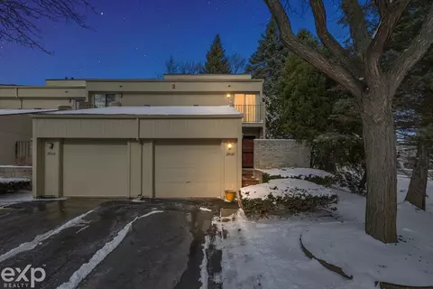 39422 Country Ln, Novi, MI 48375