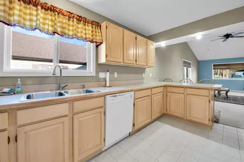 Kitchen - 9534 Esther Grn, Algonac, MI 48001 photo 2 of 2