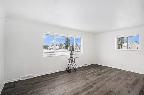 Living - 8087 E Richfield, Davison, MI 48423 photo 3 of 5