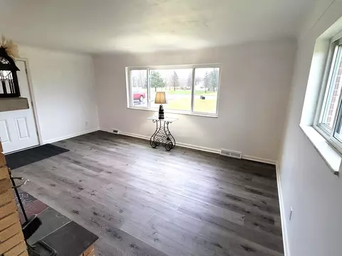 Living - 8087 E Richfield, Davison, MI 48423 photo 2 of 5
